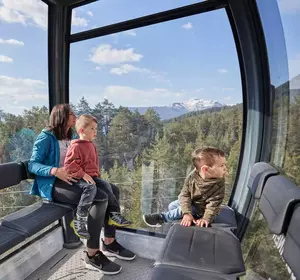 Familie fährt mit der Gondel zur Bergstation in Imst