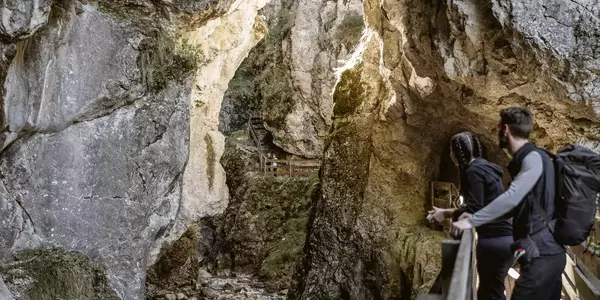 Blick in die Rosengartenschlucht mit Wanderern