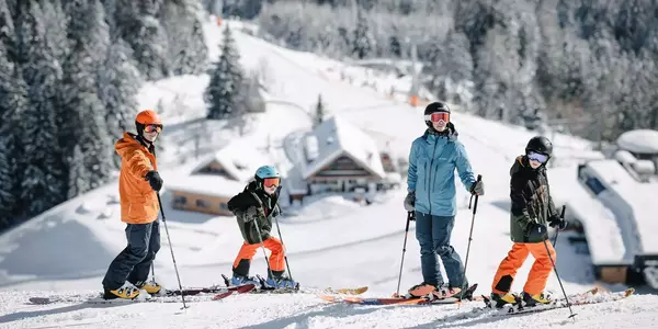 Familie bei der Pratz-Bäume-Abfahrt mit Blick zur UAlm und zur Mittelstation