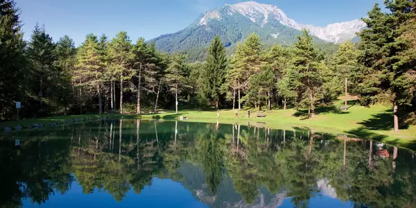 Der Badesee in Hoch-Imst im Sommer