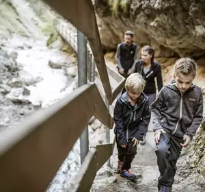 Familie beim Wandern in der Rosengartenschlucht in Tirol