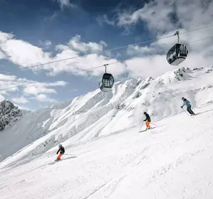 Skifahrer und Gondel im Winter im Skigebiet Hoch-Imst in Tirol