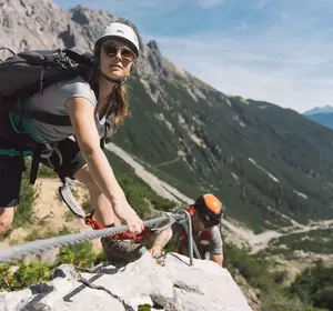 Kletterer auf dem Klettersteig in Hoch-Imst