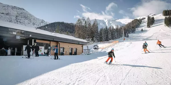 Skipiste bei der Mittelstation der UAlm-Bahn im Skigebiet Hoch-Imst