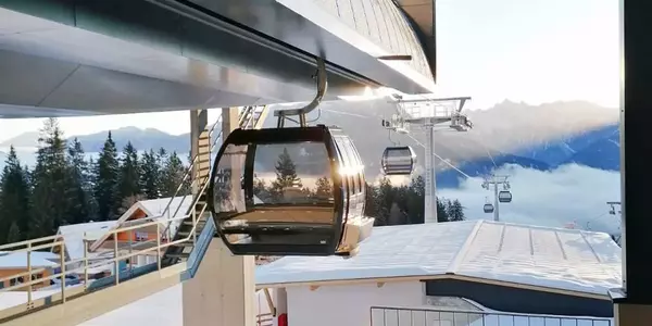 Gondel fahren in die Bergstation der UAlm-Bahn ein