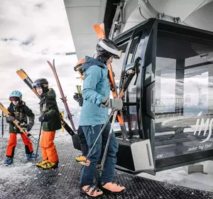 Familie beim Aussteigen aus der 10er-Gondel im Skigebiet Imst