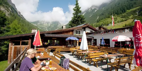 Die Latschenhütte in Imst mit Terrasse und Sitzgelegenheiten im Sommer