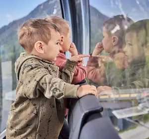 Kinder schauen aus Gondel in Hoch-Imst