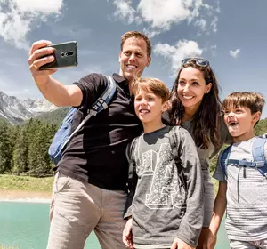 Familie fotografieren vor dem Speicherteich in Hoch-Imst