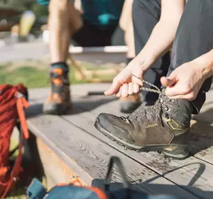 Bergschuhe binden auf der UALM in Imst