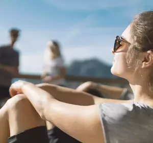 Frau beim Sonnenbaden am Sunorama in Imst