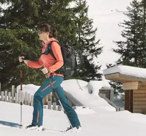 Skitouren-Geherin beim Almzoo in Imst im Winter