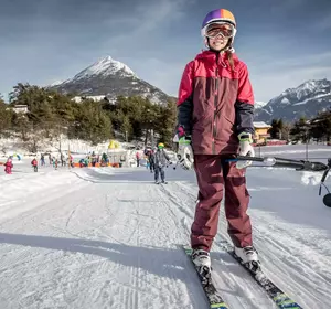 Skifahrer beim Tellerlift auf der Übungswiese in Imst